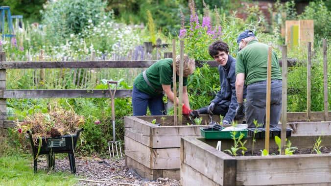 Gwirfoddolwyr Tyfu Erddig yn Felin Puleston, Erddig